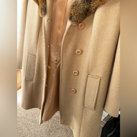 Gently used like new woman’s coat - Picture 6 of 6